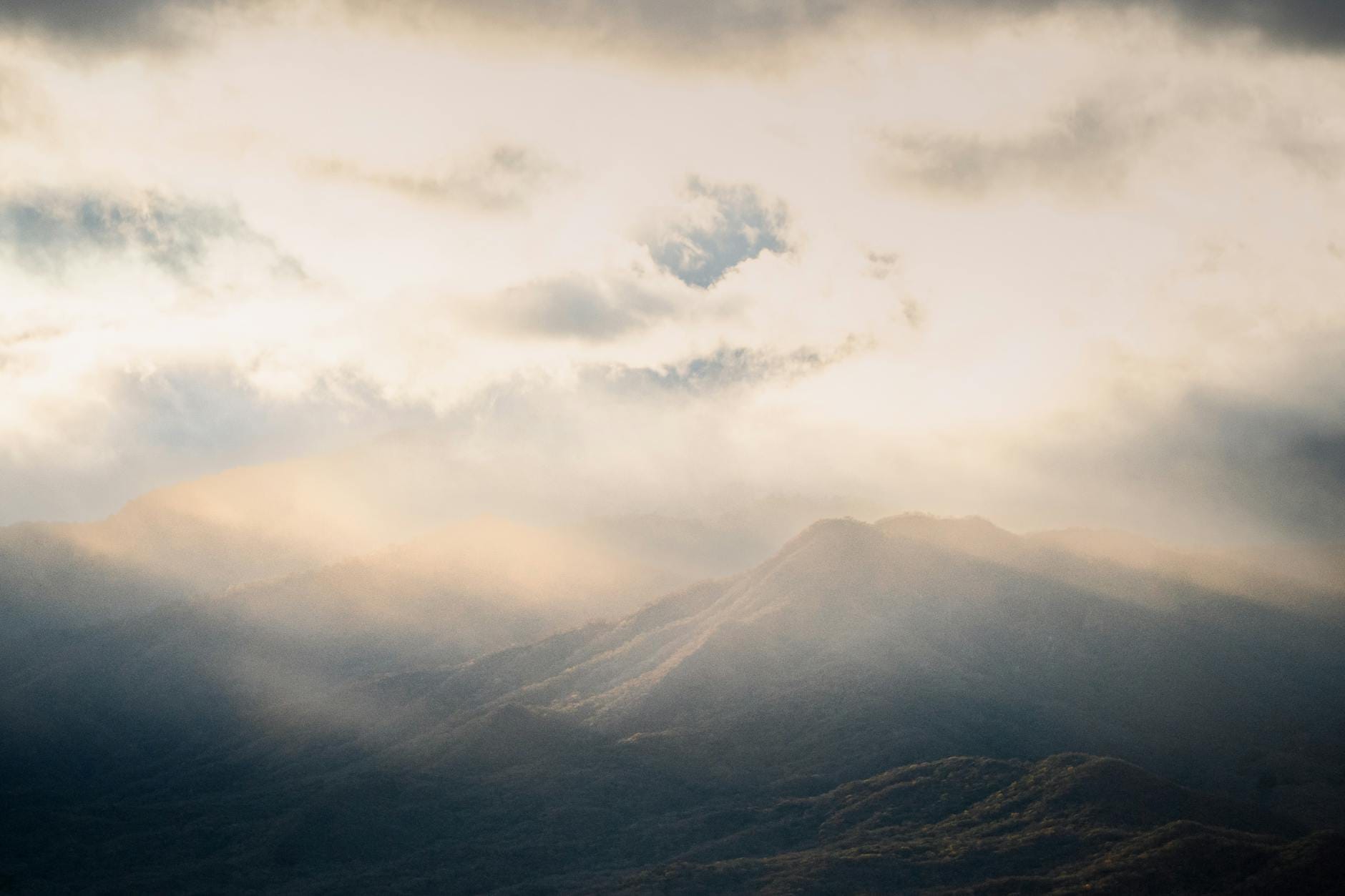 Górskie krajobrazy Chiapas w Meksyku skąpane w słońcu i chmurach