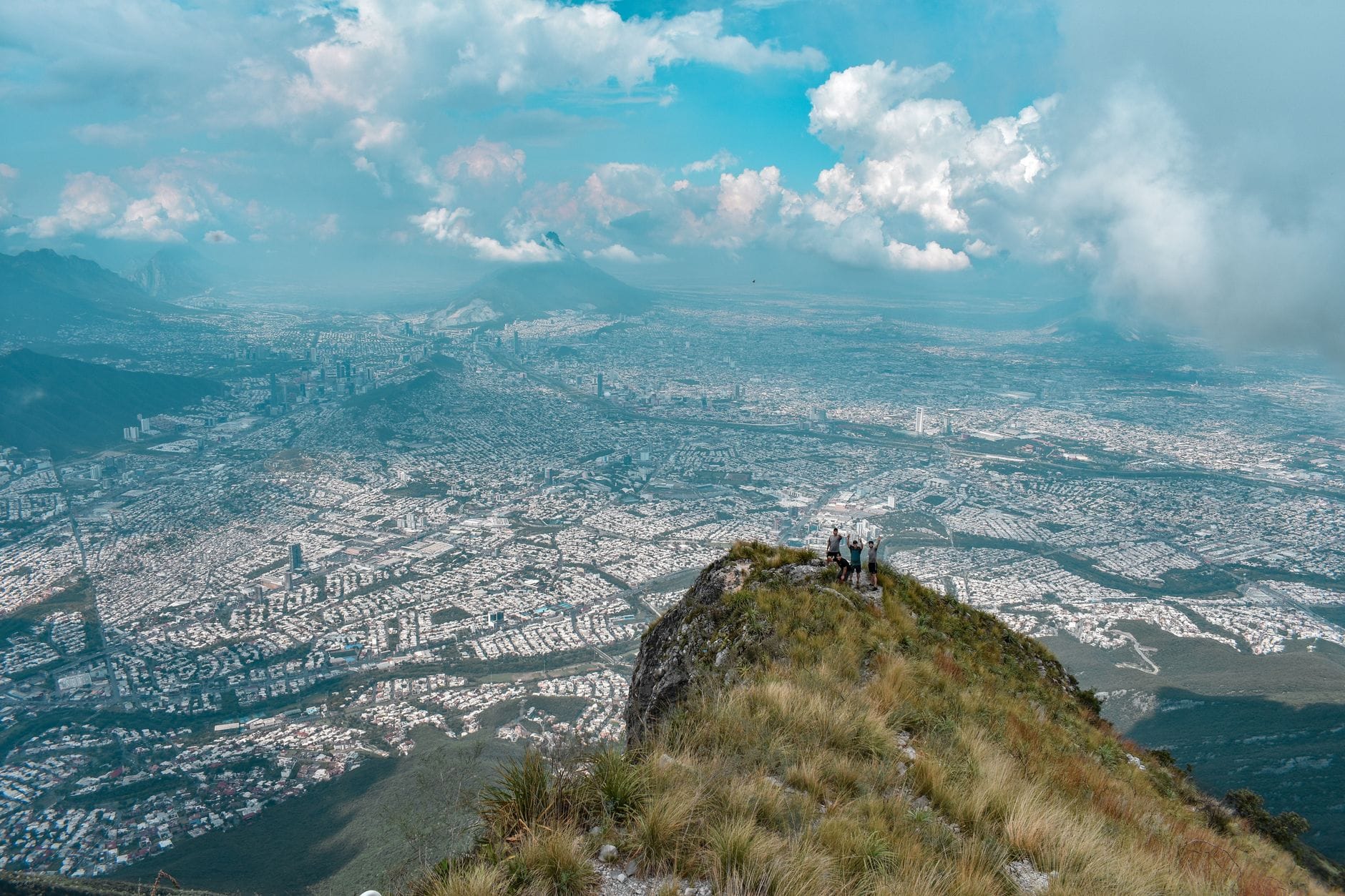 Panorama Monterrey z lotu ptaka widziana ze szczytu górskiego