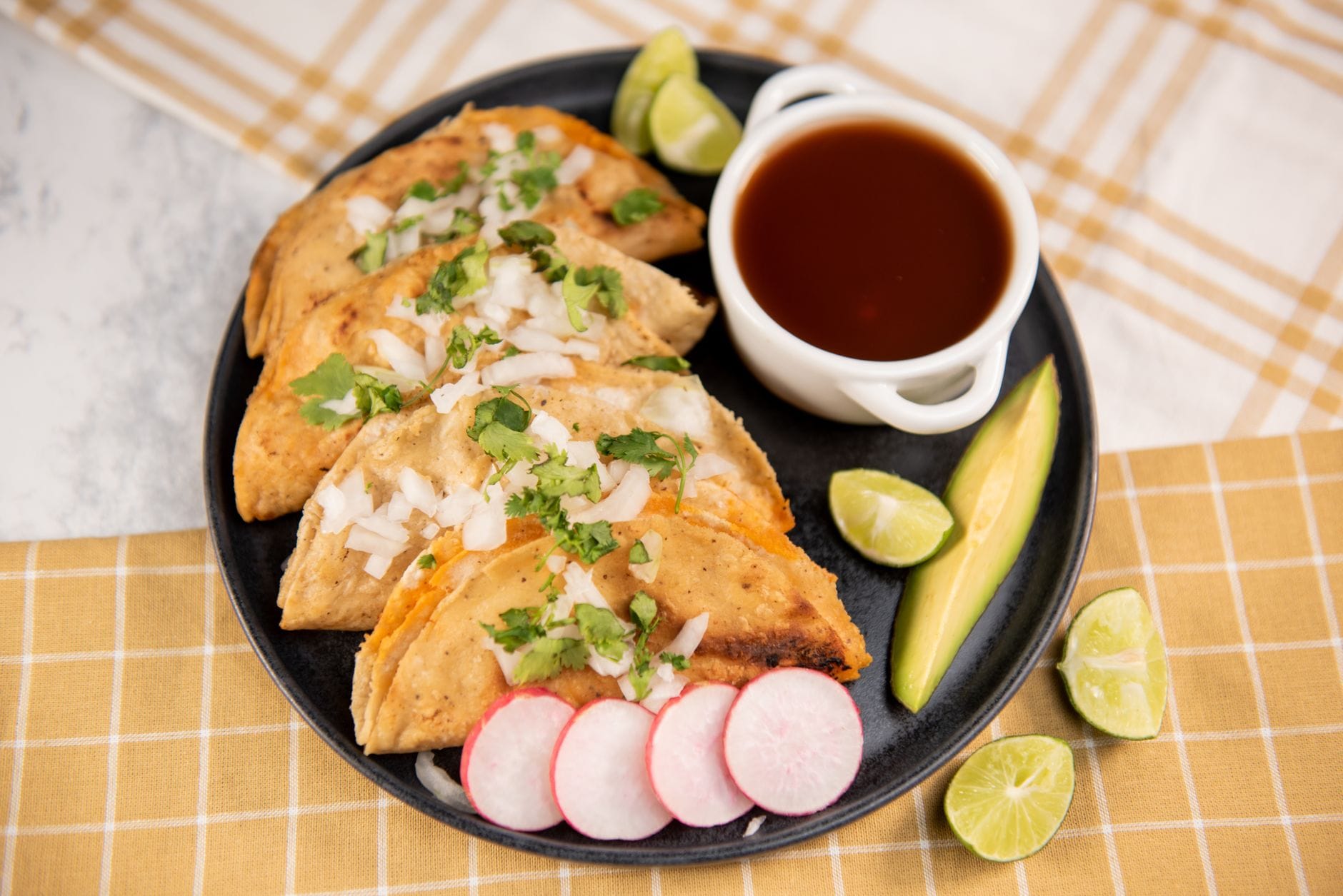 Meksykańskie street tacos z kolendrą, cebulą, limonką i salsą