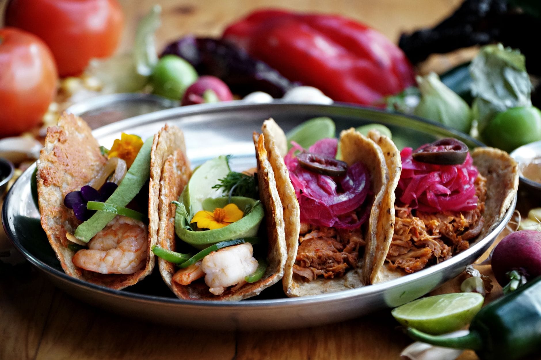 Meksykańskie tacos z krewetkami, awokado i kolorowymi dodatkami