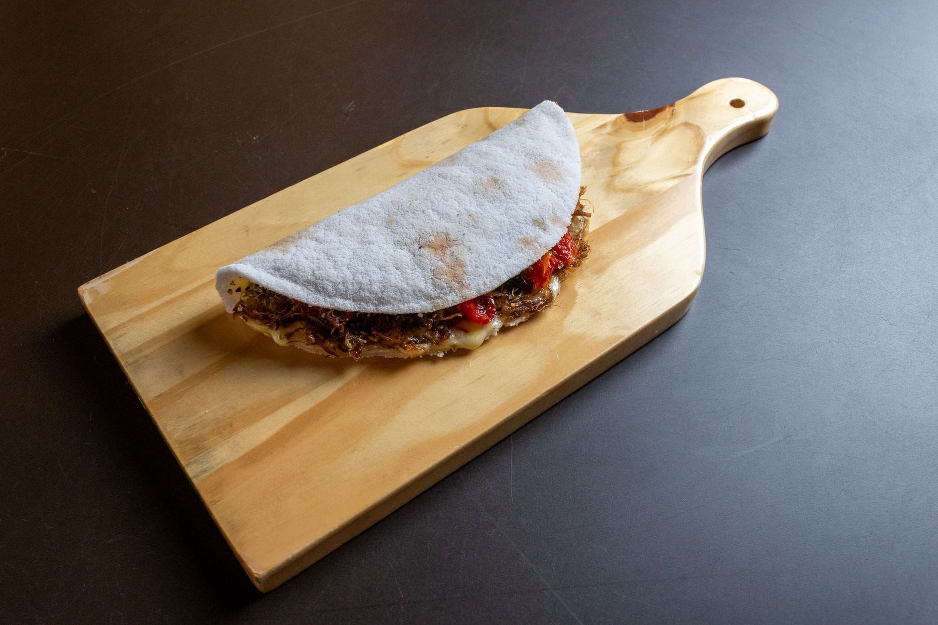 Tapiokowa tortilla z nadzieniem na drewnianej desce