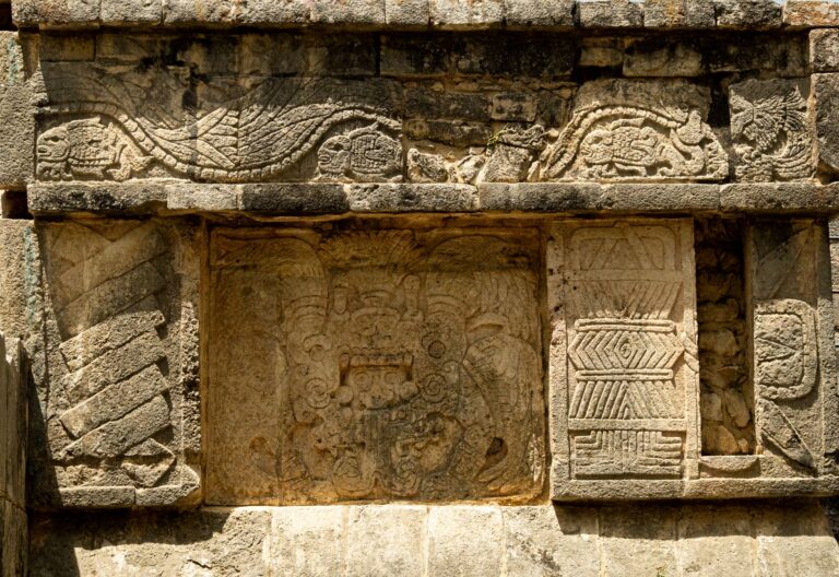 Detale kamiennych rzeźb Majów w Chichén Itzá w Meksyku