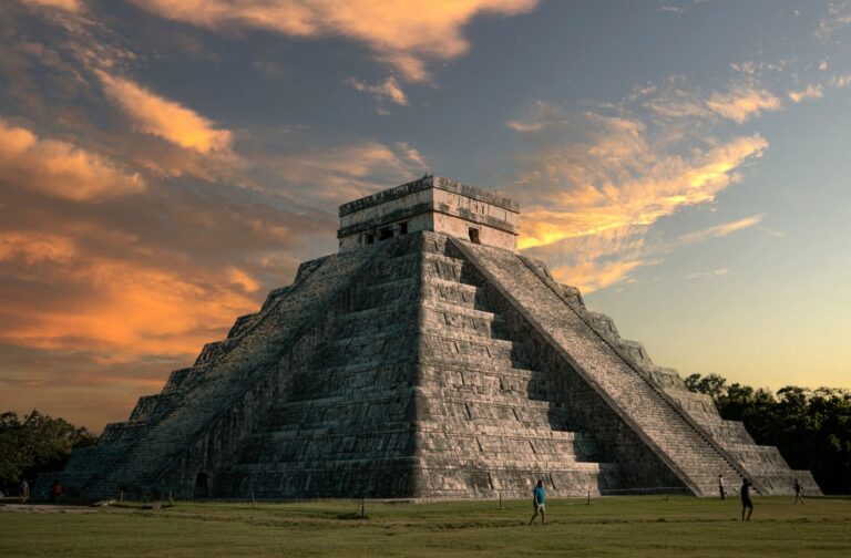Piramida El Castillo w Chichén Itzá na tle barwnego zachodu słońca