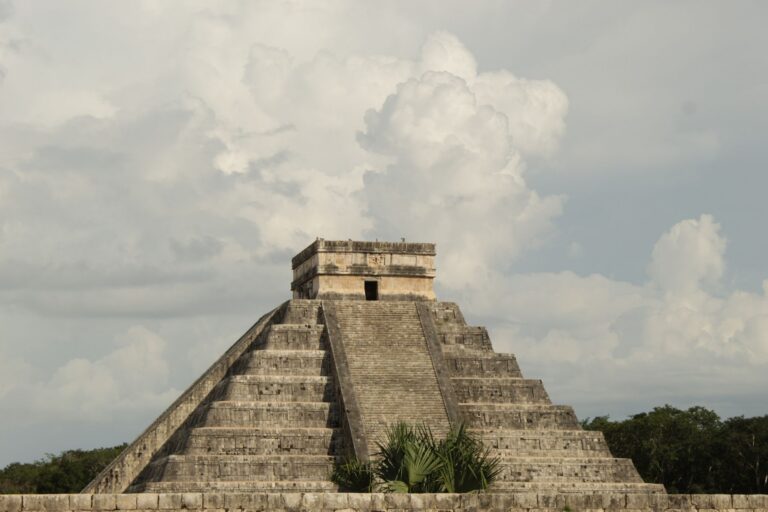 Piramida El Castillo w Chichén Itzá pod pochmurnym niebem