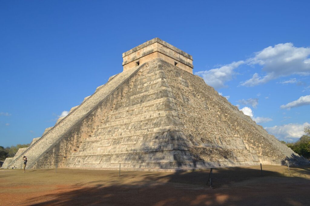 Piramida Kukulkana w Chichén Itzá na tle bezchmurnego nieba