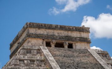 Świątynia Majów w Chichén Itzá na tle błękitnego nieba