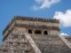 Świątynia Majów w Chichén Itzá na tle błękitnego nieba