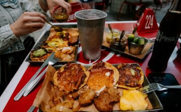 Meksykańskie tacos z dodatkami w restauracji w Mexico City